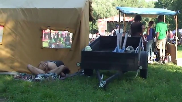Un couple se fait surprendre à baiser en plein festival