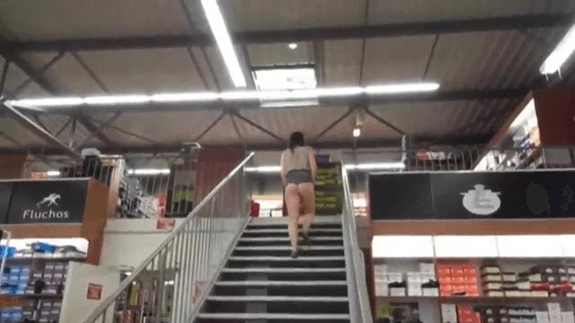 Je montre mon cul dans les escaliers du centre commercial