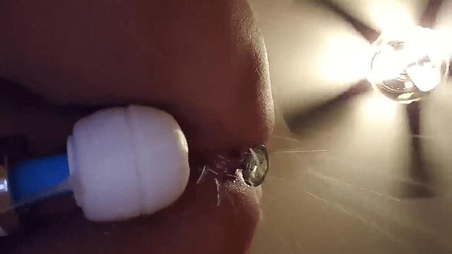 Je gicle comme une fontaine avec mon vibro dans la chatte